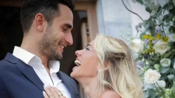 "Κατέβασε" την σαμπάνια σαν σφηνάκι - Αδημοσίευτα βίντεο από τον γάμο της Κόνι Μεταξά & του Μάριου Καπότση