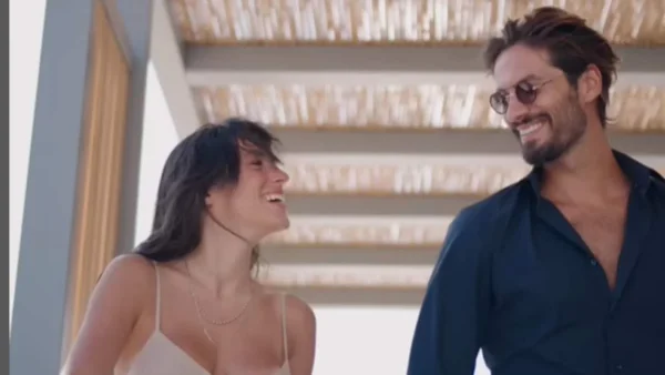 Με κόκκινα δαντελωτά εσώρουχα κάτω από το Χριστουγεννιάτικο δέντρο - Στόλισαν Γιώργος Καράβας και Ραφαέλα Ψαρρού