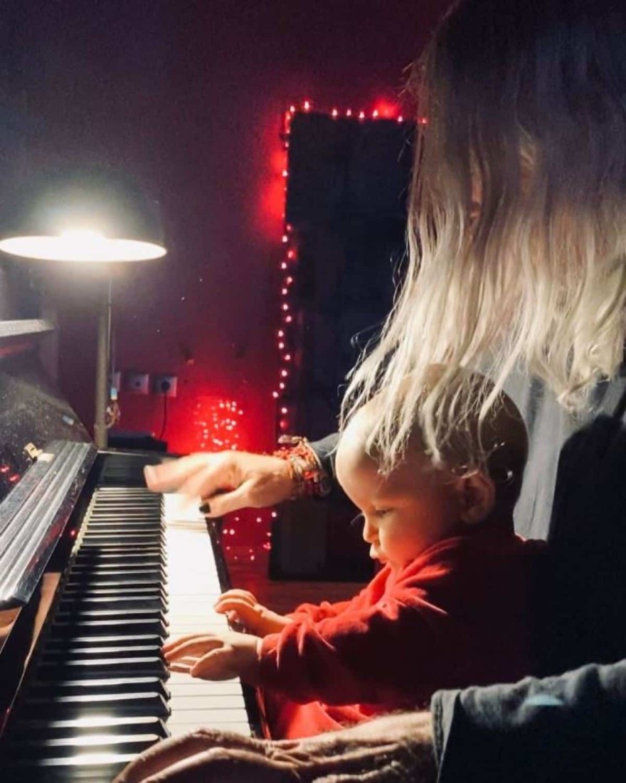 Νίκος Καρβέλας γιος