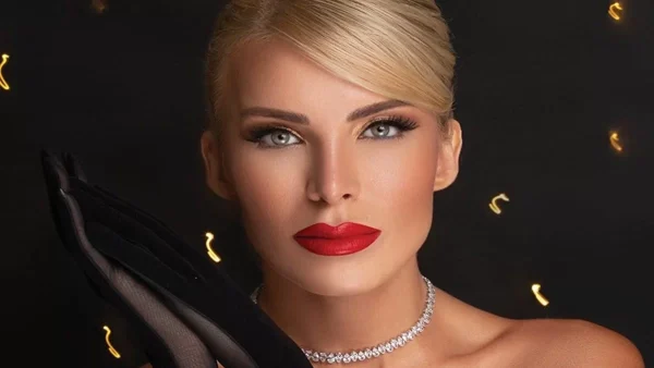 H Choose to Sparkle από τη Radiant έχει πρωταγωνίστρια την εκθαμβωτική Κατερίνα Καινούργιου