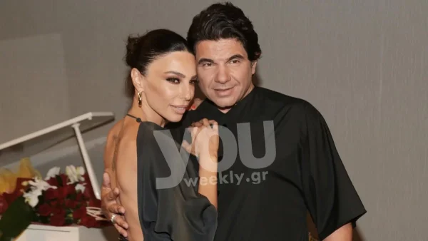 Πανύψηλο και λαμπερό το δέντρο - Στόλισαν το σπίτι τους ο Νίκος Κουρκούλης και η Κέλλυ Κελεκίδου