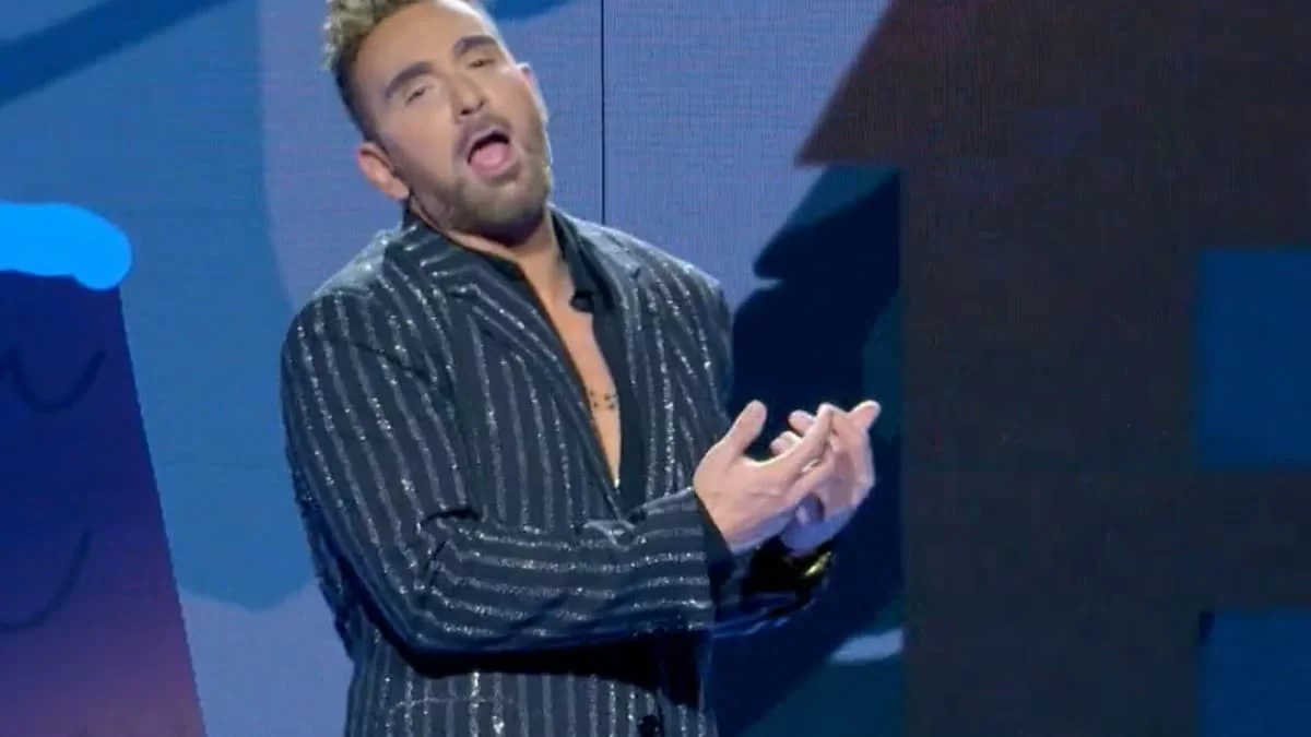 J2US: Το θεαματικό ξεκίνημα με το τραγούδι του Nίκου Κοκλώνη - Η αλλάγη του πλατό