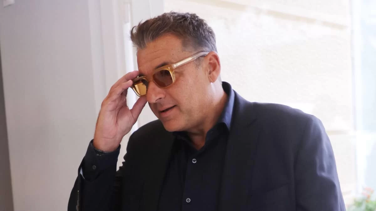 23 ημέρες πριν τα Χριστούγεννα - Βουτιές στις θάλασσες της Βουλιαγμένης για τον Γιώργο Λιάγκα