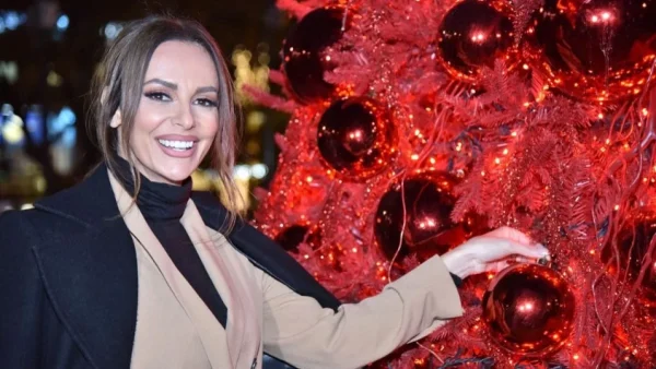 Ημίγυμνη με κουραμπιέδες να καλύπτουν τον στήθος της - Η "καυτή" ανάρτηση της Μπέτυς Μαγγίρα