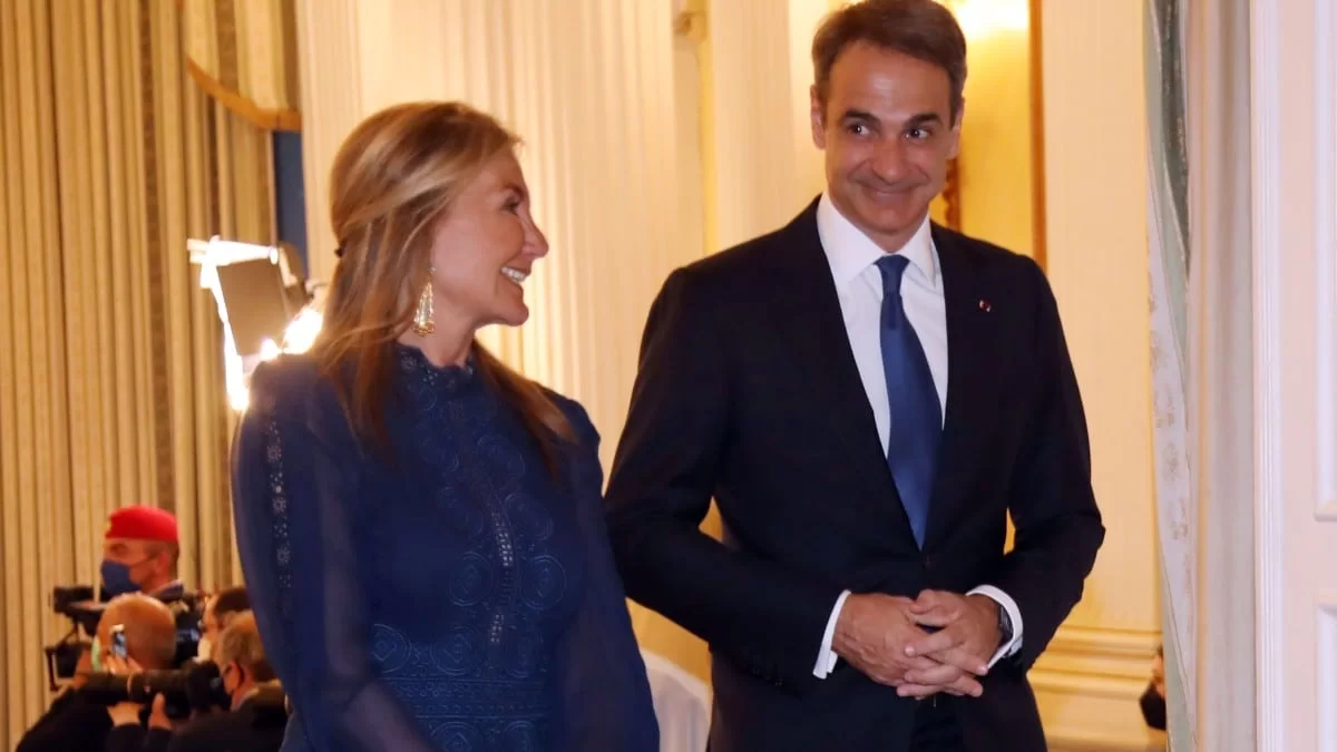 Χριστούγεννα στην Κρήτη: Στο πλευρό του Κυριάκου Μητσοτάκη με κοντό σορτσάκι και άβαφη η Μαρέβα