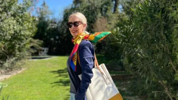 Μαρία Μπακοδήμου: Στόλισε το πανύψηλο χριστουγεννιάτικο δέντρο της - Όλο φινέτσα το σπίτι της στην Εκάλη