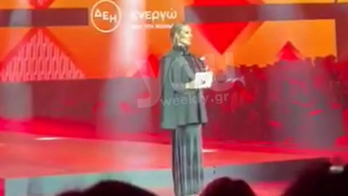 Madwalk 2022: Την κοιτούσαν όλοι με το στόμα ανοιχτό - Πέταξε το πανωφόρι της στο πάτωμα η Ελεονώρα Μελέτη και ανατρίχιασε με το μήνυμα της