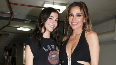 Με κολλητό και κοντό λεοπάρ πράσινο φόρεμα πρώτο τραπέζι πιστά - Η Μελίνα Νικολαΐδη στο μαγαζί που τραγουδάει η μαμά της, Δέσποινα Βανδή