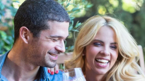 Έχουν μπάλες με τις φωτογραφίες τους - Πιο ερωτευμένοι από ποτέ η Τζένη Μελιτά & ο Σπύρος Μαργαρίτης στόλισαν το Χριστουγεννιάτικο δέντρο τους