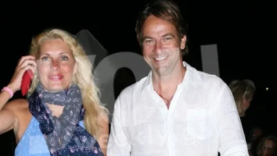 Στην αγκαλιά του Ματέο με κολλητή μίντι φούστα - Έτσι περνάει η Μενεγάκη την ημέρα των Χριστουγέννων