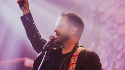 Νίκος Απέργης: Η πρώτη φωτογραφία με τον 7 μηνών γιό του και το "αεροπλανάκι" στον αέρα