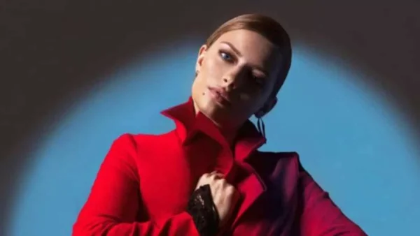 Ντόρα Μακρυγιάννη: Στόλισε και ποζάρει δίπλα από το πανέμορφο χριστουγεννιάτικο δέντρο