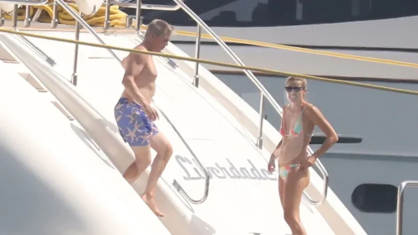 Ερωτική απόδραση λίγο μετά το Madwalk - Χρουσαλά και Πατίτσας ποζάρουν αγκαλιά με δελφίνια στο Ντουμπάι