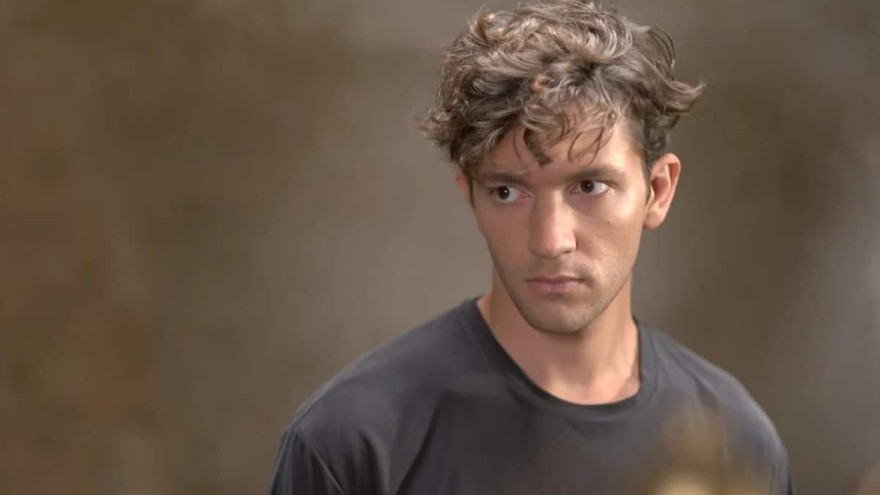 Μαύρο Ρόδο: «Σ'αγαπώ» - Ο Βίκος κλείνει σε αποθήκη τον Πέτρο και την Ελισάβετ κι εκείνοι κάνουν έρωτα!