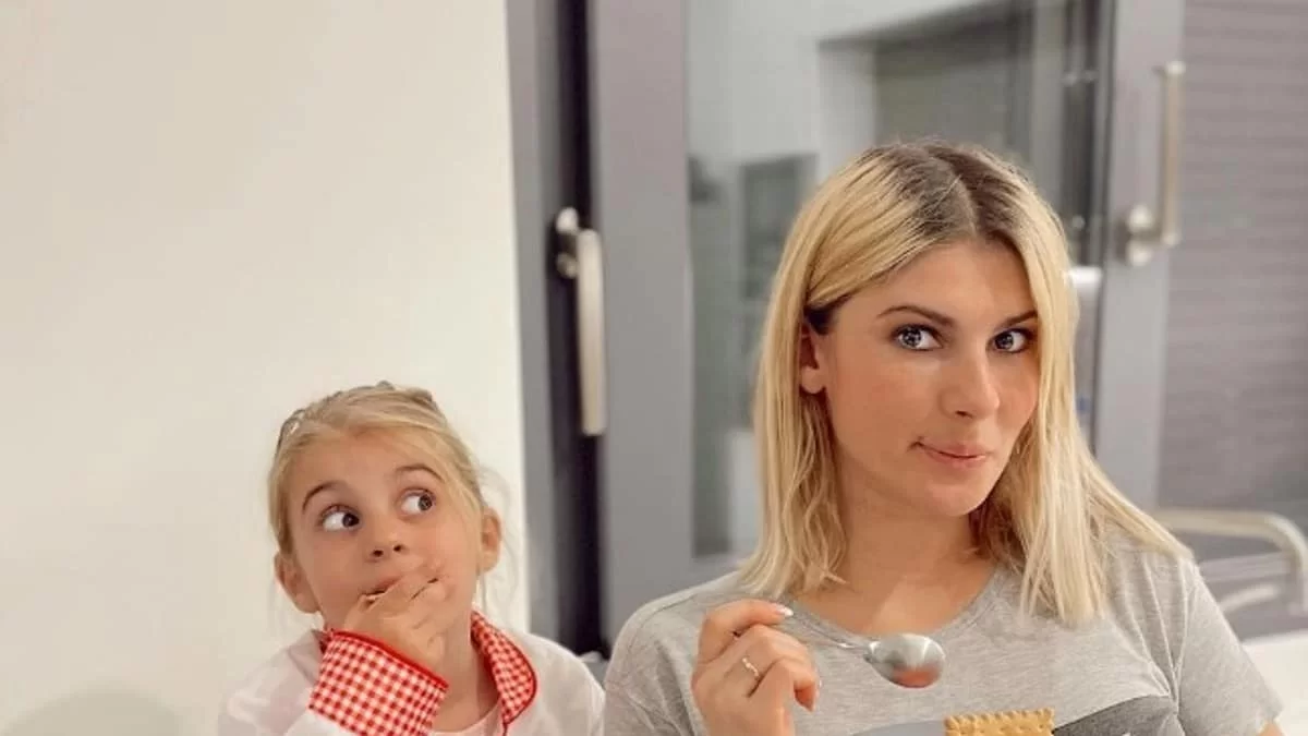 Με τη μικρή Μαλένα στην αγκαλιά της - Ντυμένη στα μαύρα η Πηλιάκη στην εντυπωσιακά στολισμένη εξώπορτά της