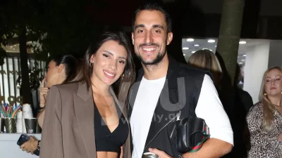 Έλαμψε όλο το σαλόνι τους - Το εντυπωσιακό χριστουγεννιάτικο δέντρο στο σπίτι της Μαριαλένας Ρουμελιώτη και του Σάκη Κατσούλη