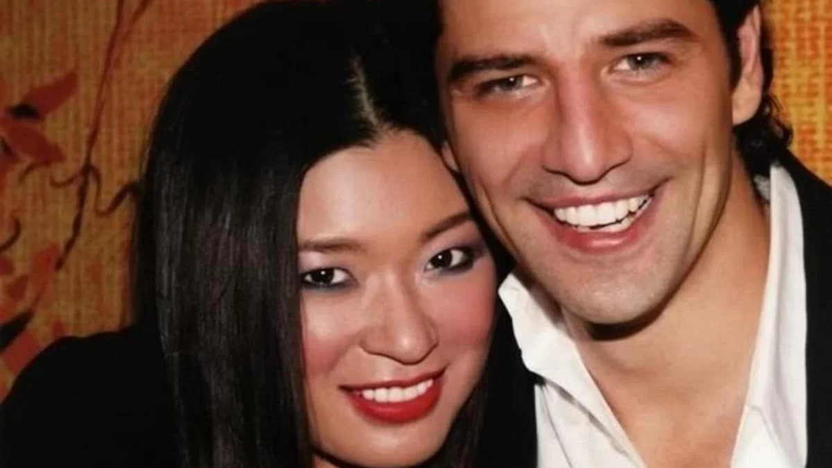 Σπάνια φωτογραφία: Θυμάστε την κινέζα σύντροφο του Σάκη Ρουβά; Σήμερα έχει χάσει πολλά κιλά και είναι από τα πιο ακριβοπληρωμένα μοντέλα