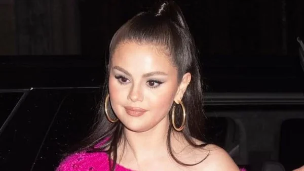 Η Selena Gomez ακολούθησε την τάση "Barbiecore" με κομμάτια από τον οίκο Valentino