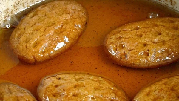 Σιρόπι για μελομακάρονα: Τα απόλυτα κόλπα για να βγει τέλειο