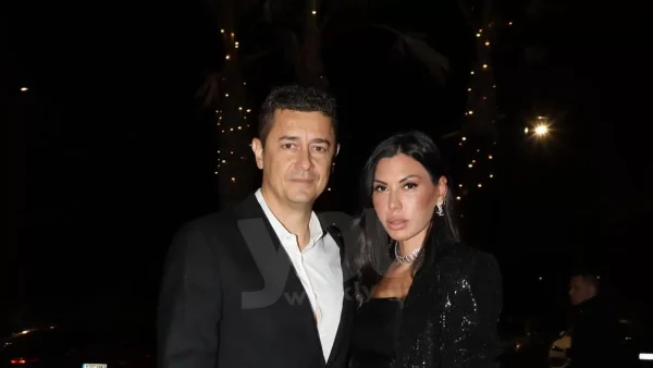 Αντώνης Σροίτερ: Με μίνι μαύρο φόρεμα και ψηλοτάκουνες γόβες στο πλευρό του παρουσιαστή η Ιωάννα Μπούκη