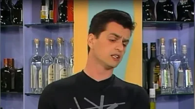 Με γκρίζα μαλλιά και εντελώς νέα εικόνα - Έτσι είναι σήμερα ο Νικόλας, ο μπάρμαν από την σειρά του ΑΝΤ1, Κωνσταντίνου και Ελένης