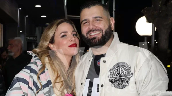 Με αποκαλυπτικό μπούστο στα γενέθλια του Βαγγέλη Σερίφη - Η λαμπερή εμφάνιση της Στικούδη στο πάρτι του άντρα της