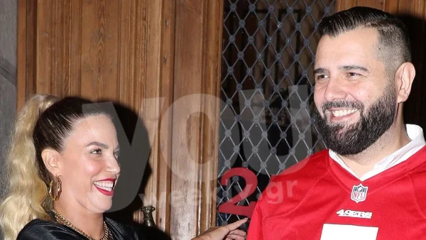 Δεν τους ένοιαξαν οι κάμερες - "Καυτά" φιλιά για Κατερίνα Στικούδη και Βαγγέλη Σερίφη σε έξοδο τους