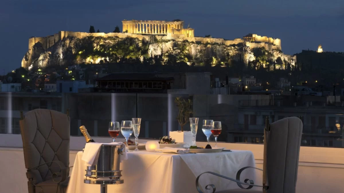 Ζήστε την μαγεία των γιορτών στο ξενοδοχείο ΤΙΤΑΝΙΑ, στην καρδιά της Αθήνας!