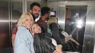 Κοιμήθηκαν στο ίδιο κρεβάτι με τον Αλεξάνδρου - Από τη μία είχε την Τούνη και από την άλλη την Αλεξανδράκη