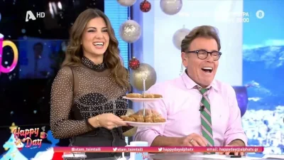 «Το πολύ πολύ να τον πάει σαλόνι τουαλέτα» - Η Σταματίνα Τσιμτσιλή κέρασε "ληγμένα" μελομακάρονα τον Δημήτρη Παπανώτα