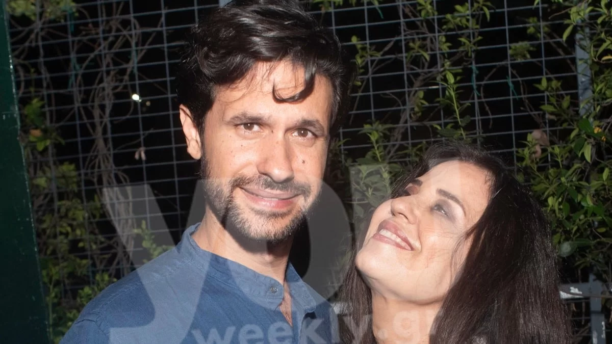 Αγκαλιά πριν από 32 χρόνια δίπλα στο χριστουγεννιάτικο δέντρο - Σπάνια φωτογραφία της Τζομπανάκη με τον Αυγουστίδη