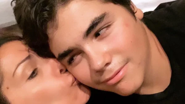 Το έριξε έξω ο 15χρονος γιος της Δέσποινας Βανδή και του Ντέμη Νικολαϊδη - Φωτογραφία από την σπάνια έξοδό του