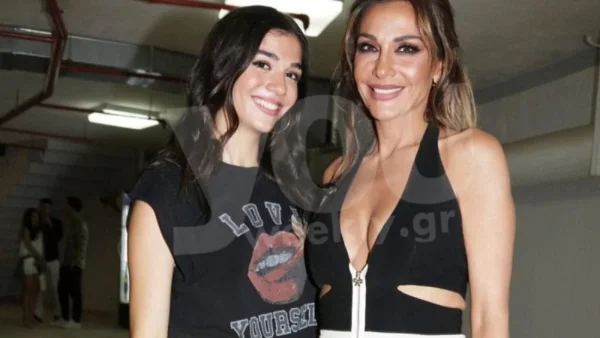 Ξανθιά, ίδια με τη Δέσποινα στα πρώτα της βήματα -  Η Βανδή αποθεώνει το νέο look της κόρης της Μελίνας