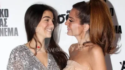 Με ασημένια φορέματα και οι δύο  - Η φωτογραφία της Μελίνας Νικολαΐδη με τη Βανδή μέσα στο καμαρίνι