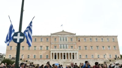 Συναγερμός στο Σύνταγμα - Μαθήτρια προσπάθησε να μπει στη Βουλή με μαχαίρι