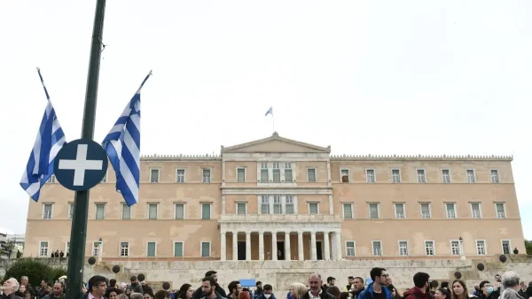 Συναγερμός στο Σύνταγμα - Μαθήτρια προσπάθησε να μπει στη Βουλή με μαχαίρι