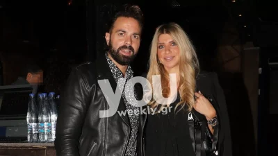 Φτάνει μέχρι το ταβάνι του σπιτιού - Φαντασμαγορικό το χριστουγεννιάτικο δέντρο του Ηλία Βρεττού και της Αναστασίας Δεληγιάννη