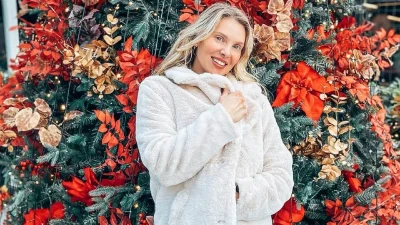 Χρειάστηκε σκάλα για το στολίσει - Πανύψηλο και εντυπωσιακό το χριστουγεννιάτικο δέντρο της Χριστίνας Αλούπη