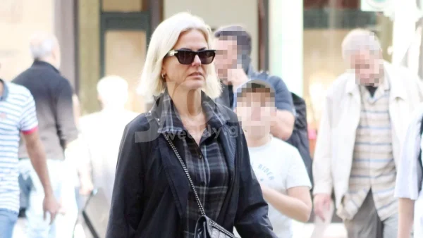 Χριστίνα Κοντοβά: Μόνη και ντυμένη στα μαύρα - Η πρώτη δημόσια εμφάνιση μετά τον χωρισμό της με τον Τζώνη Καλημέρη