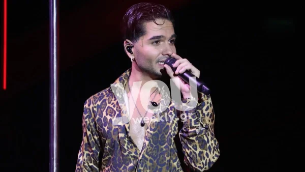 Ανέβηκε στη σκηνή, γονάτισε και της έδωσε το δαχτυλίδι - Πανικός με την κίνηση του Χρήστου Μάστορα