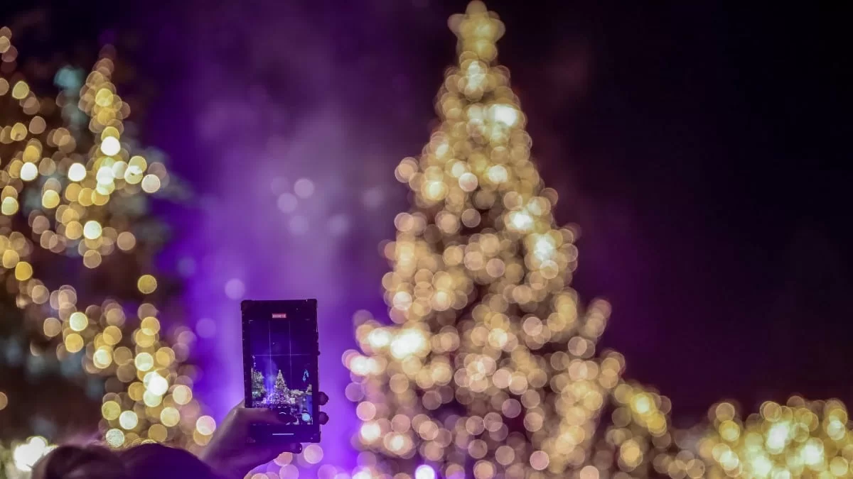 Σκέτη υπερπαραγωγή - Άναψε το Χριστουγεννιάτικο δέντρο στο Σύνταγμα