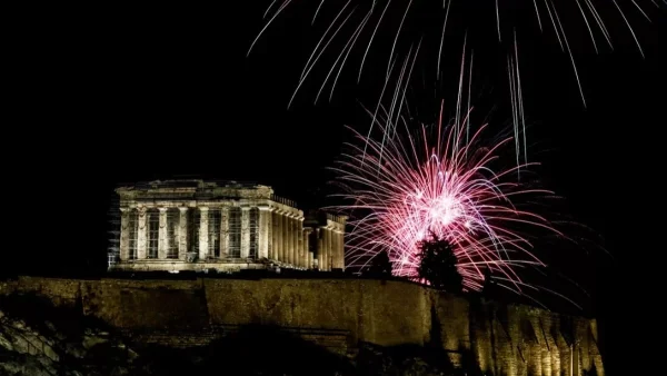 Με ασταμάτητα πυροτεχνήματα μπήκε το 2023 στην Ελλάδα - Το φαντασμαγορικό show στην πλατεία Συντάγματος