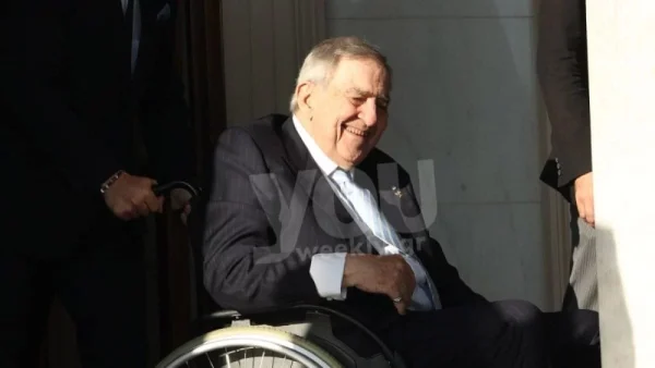 Τέως Βασιλιάς Κωνσταντίνος: Η τελευταία δημόσια εμφάνισή του στο κέντρο της Αθήνας - Σε αναπηρικό καροτσάκι, µε καθετήρες