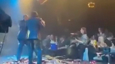 Αντύπας: Ανέβηκε στην πίστα και τον χτύπησε - Το σοκαριστικό βίντεο με θαμώνα του μαγαζιού που τραγουδά