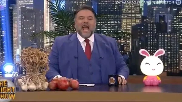 The 2night show: «Αυτή την ώρα στην ελληνική τηλεόραση γίνεται πανικός» - Η διαφορετική έναρξη του Γρηγόρη Αρναούτογλου