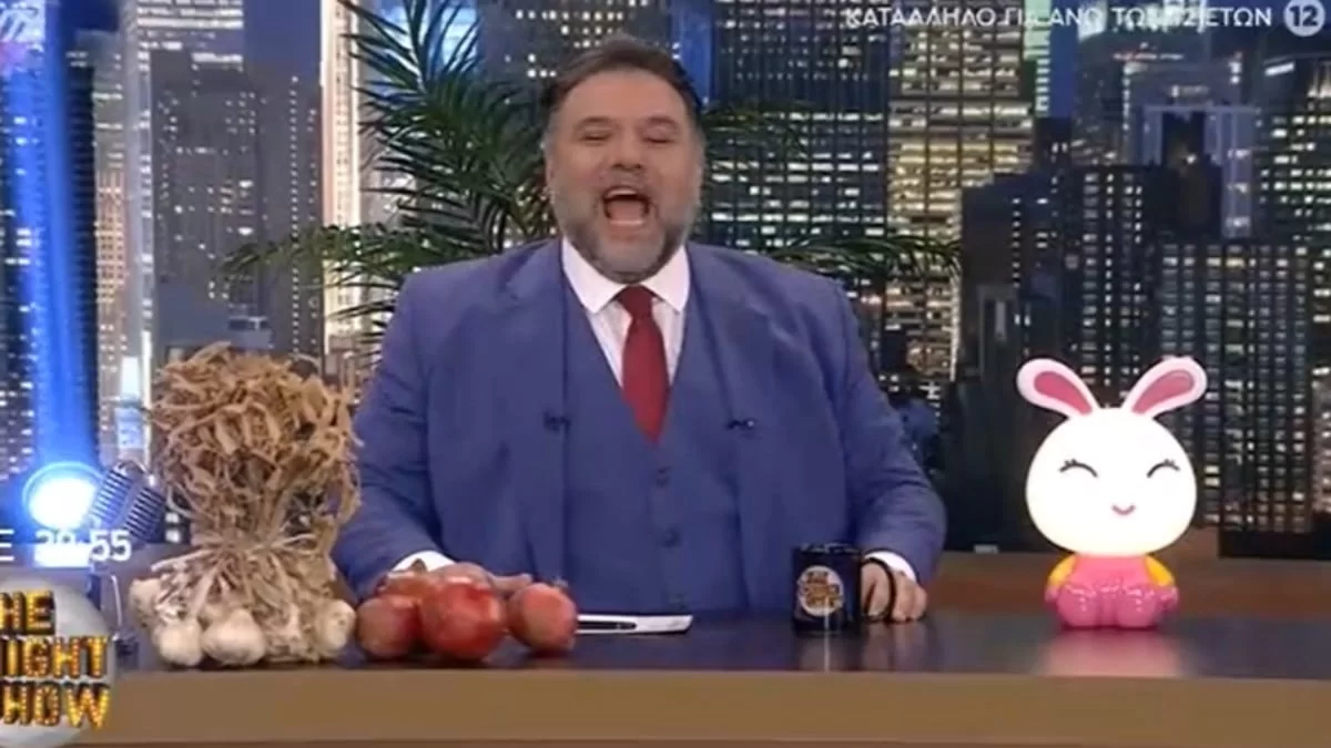 The 2night show: «Αυτή την ώρα στην ελληνική τηλεόραση γίνεται πανικός» - Η διαφορετική έναρξη του Γρηγόρη Αρναούτογλου