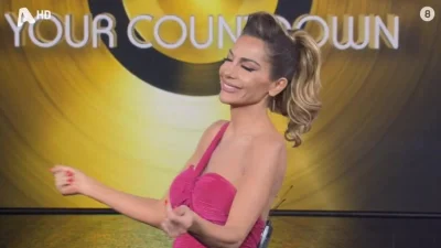 Με στενό & μίνι φούξια φόρεμα - Απαστράπτουσα η Δέσποινα Βανδή στο νέο επεισόδιο του Chart Show