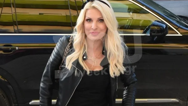 Δεν πέρασε καθόλου απαρατήρητη - Το ντύσιμο υπερπαραγωγή της Ελένη Μενεγάκη στην τράπεζα