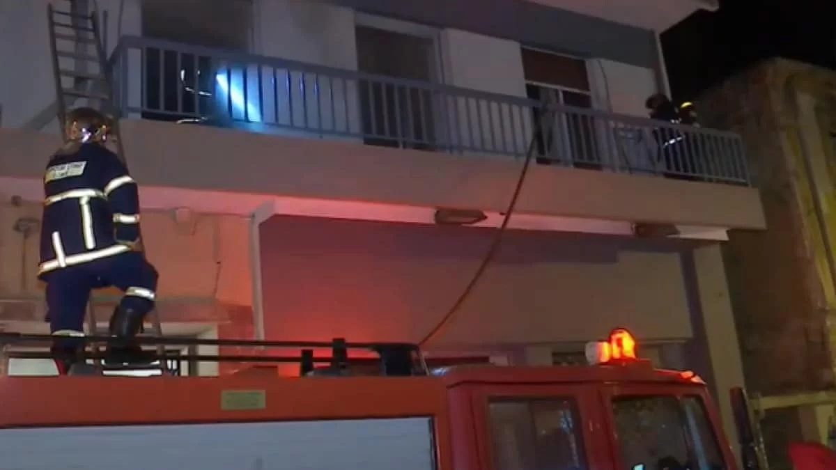 Φωτιά σε διαμέρισμα στην Θεσσαλονίκη - Βγήκε στο μπαλκόνι για να σωθεί η ηλικιωμένη ένοικος