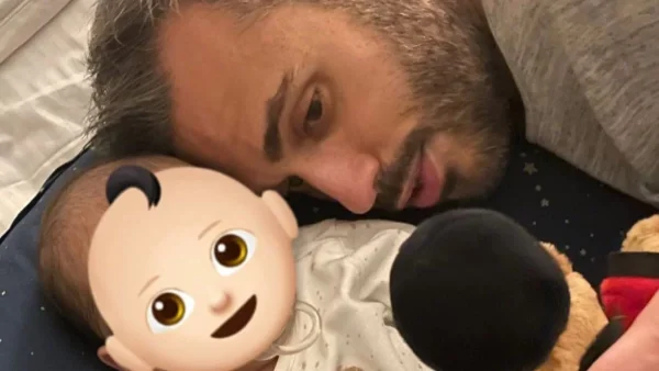 «Το 2022 μου χάρισε αυτό το μικρό πλάσμα...» - Η πρώτη οικογενειακή φωτογραφία του Γιώργου Τσούλη με την σύζυγο και τον γιο τους